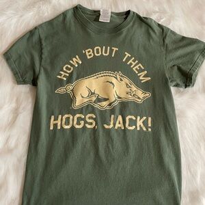 Hogs tee size Small